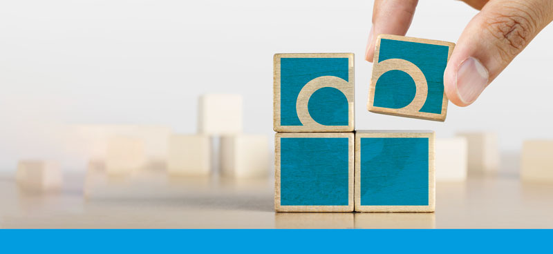 Logo der Diakonie auf Holzwürfel