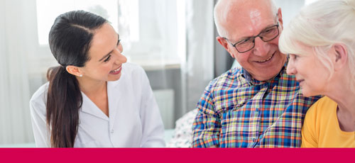 Frau berät älteres Paar