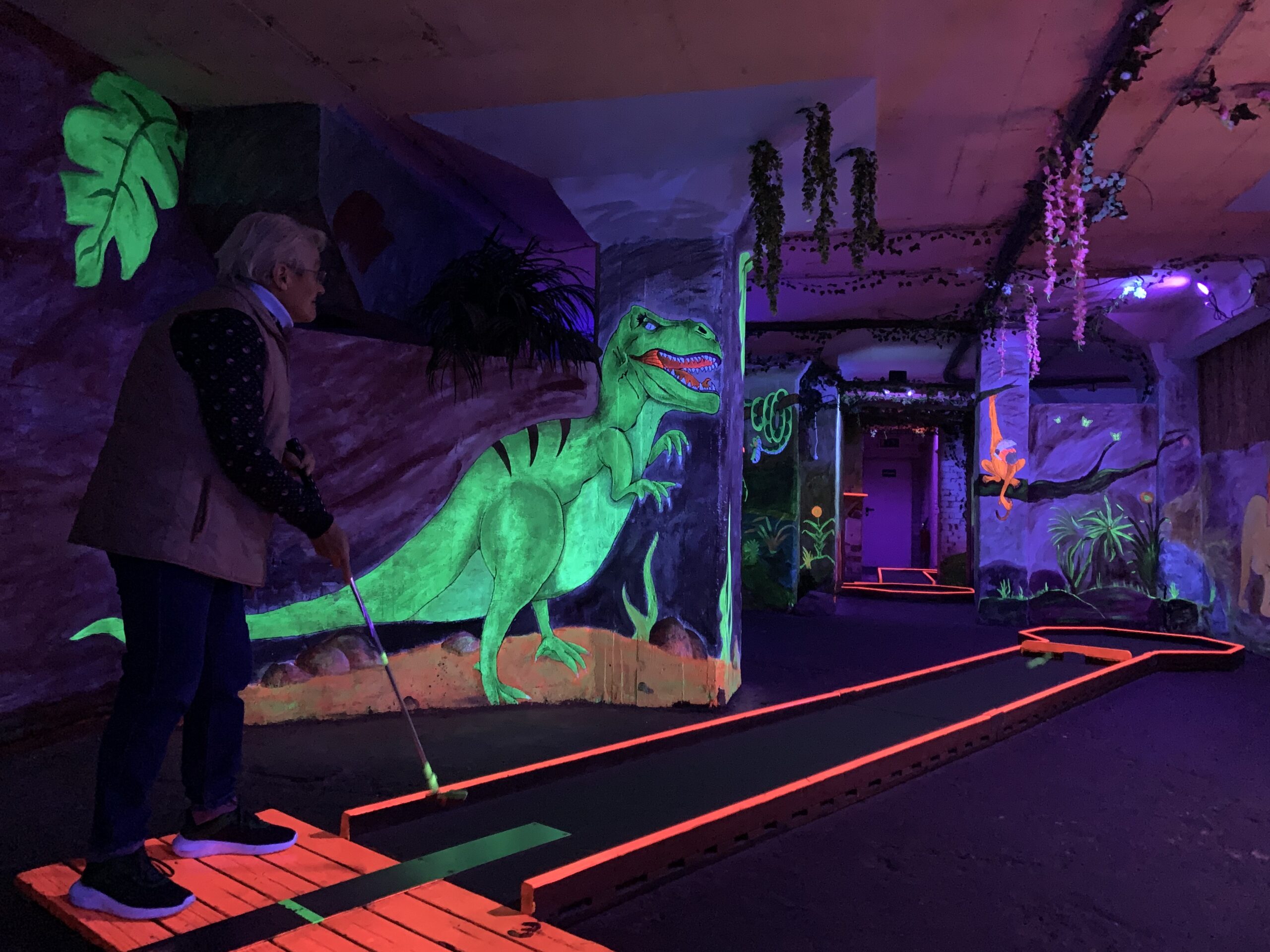 Schwarzlicht-Minigolf mit Dino